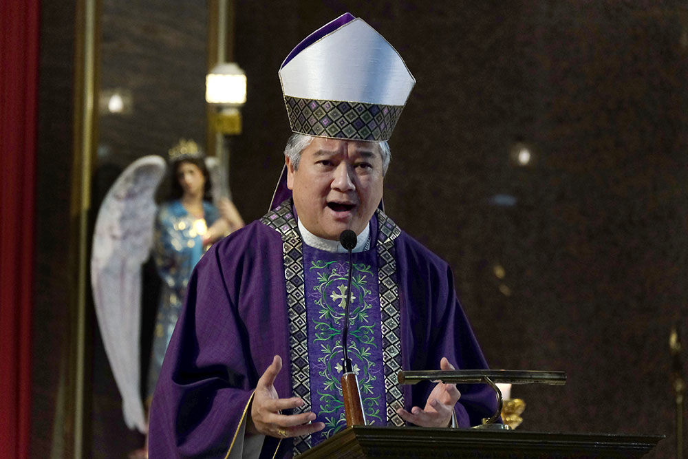 Hinihikayat ni Archbishop Villegas ang mga Pilipino na Maging Kalma Matapos ang Pag-aresto kay Duterte