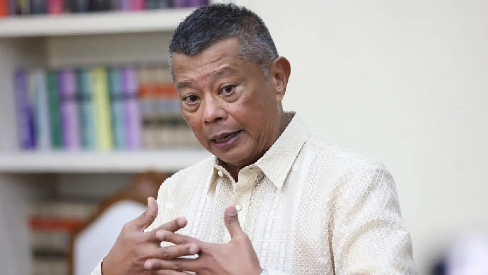 Remulla Ipinatatawag ang 200 Bagong Hires ng Ombudsman Para Mag-Courtesy Resign